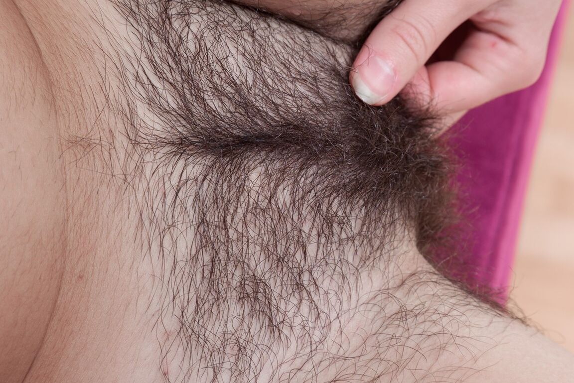 16P Petite amateur doigte sa chatte très poilue après s'être totalement nue