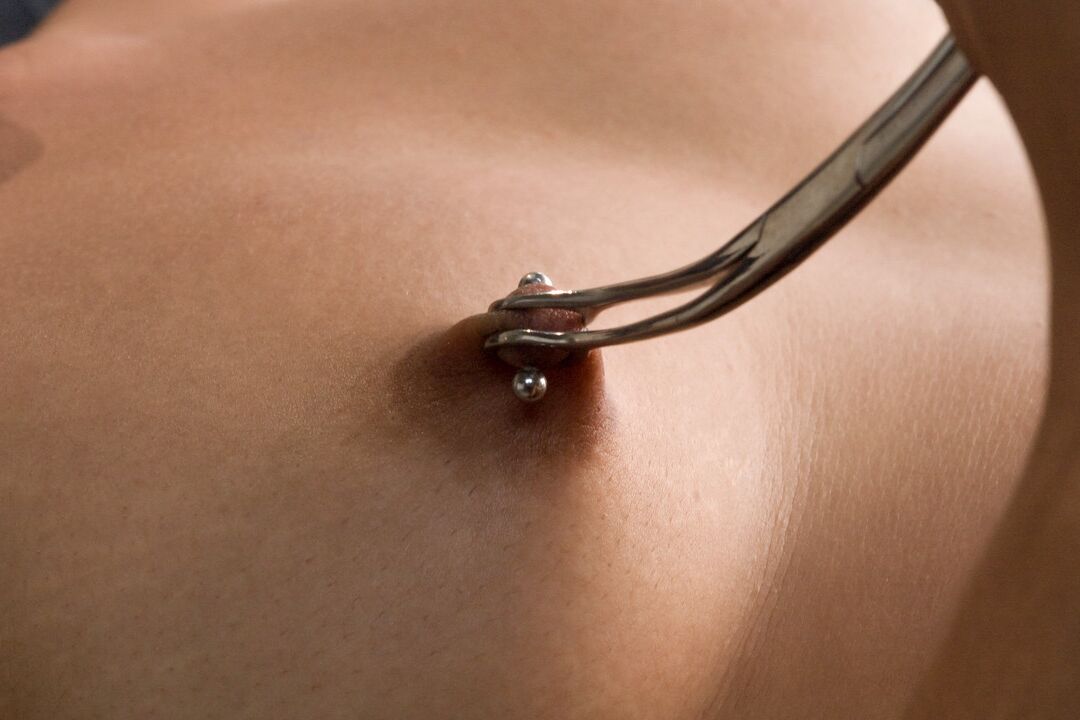 21P La americana morena Alicia Tease disfruta de una intensa follada anal con un consolador