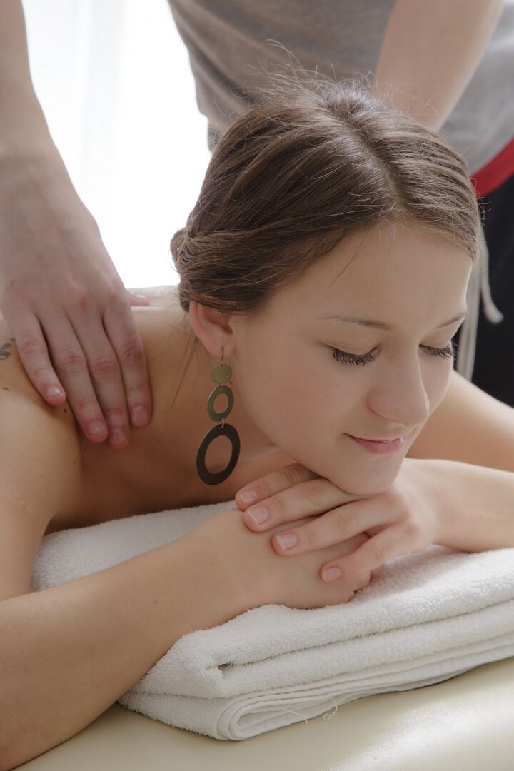 21P A adolescente esbelta Vera recebe seu corpo sexy massageado e seu cu fodido