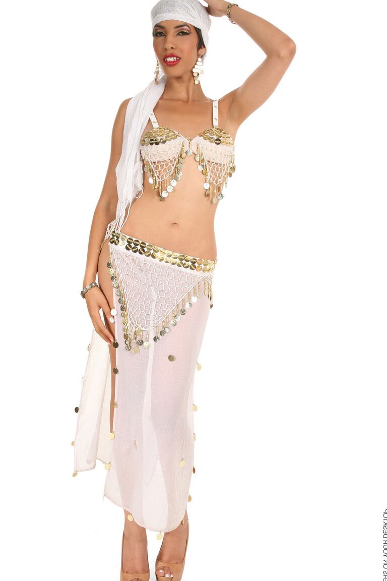 15P La hermosa latina Jasmine Arabia hace grandes poses durante la acción en solitario
