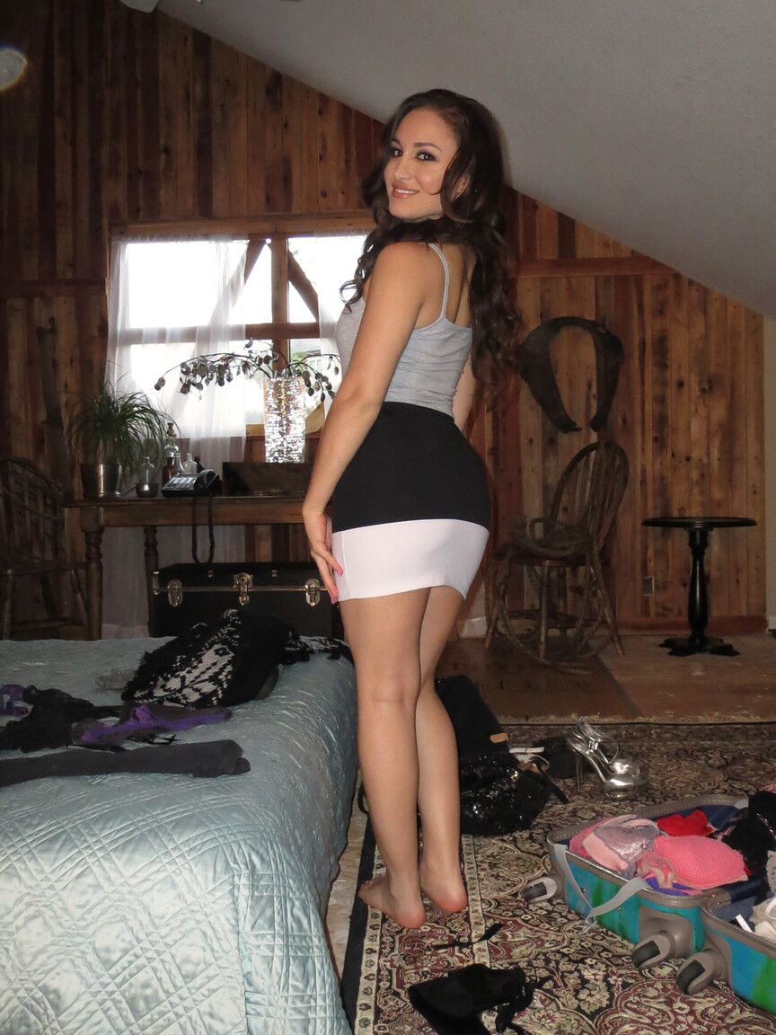 17P La estrella porno de pelo oscuro y tacones altos Gabriella Paltrova hace alarde de su cuerpo sexy