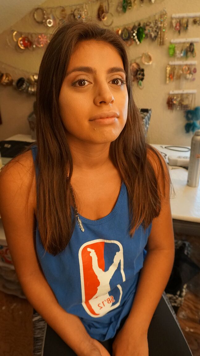 16P Chica árabe Ella Knox en camiseta vierte agua sobre hermosas tetas naturales