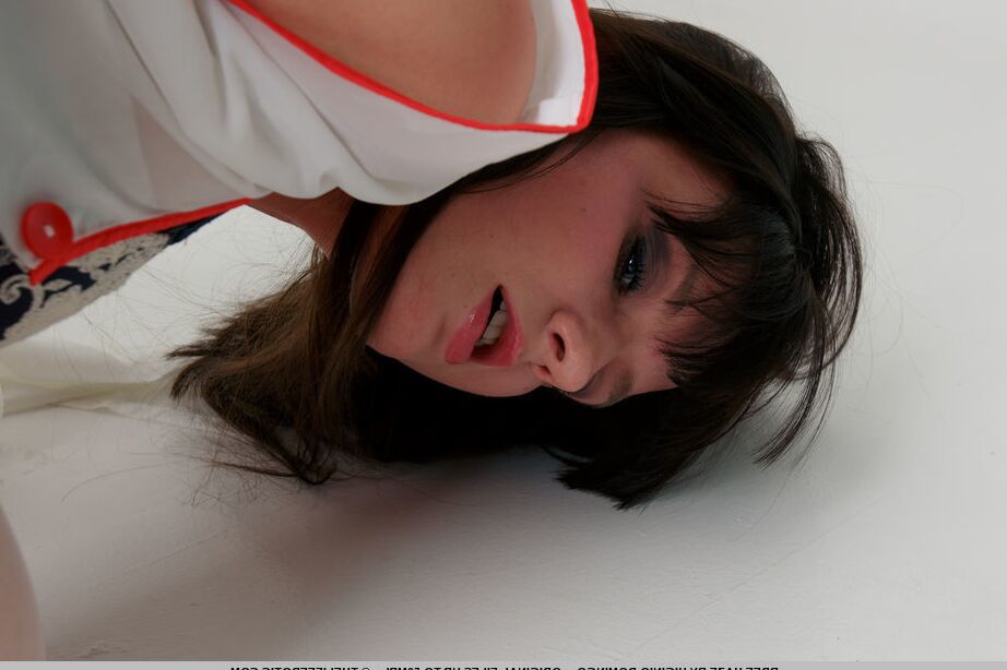 16P Bree Haze spielt mit ihrer süßen Muschi und fingert ihren nassen Arsch