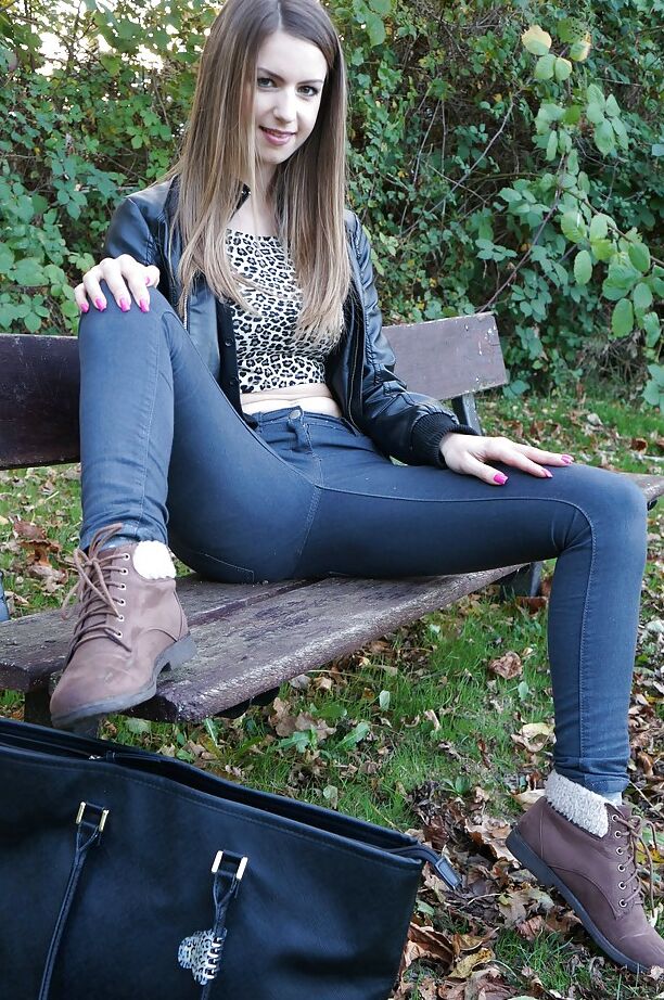 15P Babe Stella Cox joue à des jeux anaux sales avec son amie sexy