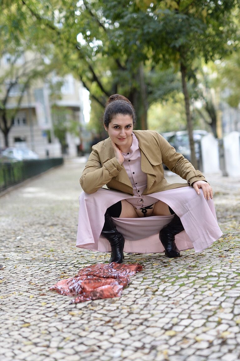 20P La linda madre amateur Lili muestra su manguito mientras posa sin bragas en público