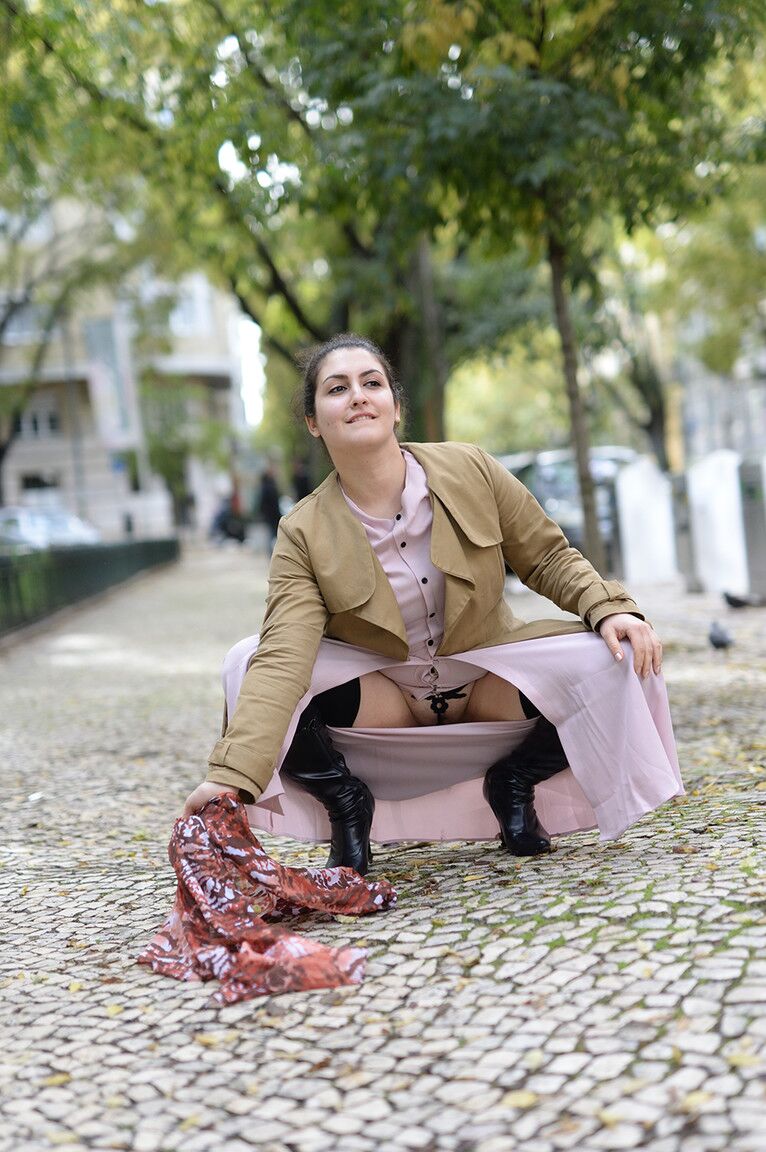 20P La linda madre amateur Lili muestra su manguito mientras posa sin bragas en público