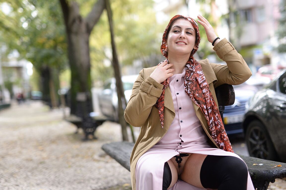 20P La linda madre amateur Lili muestra su manguito mientras posa sin bragas en público