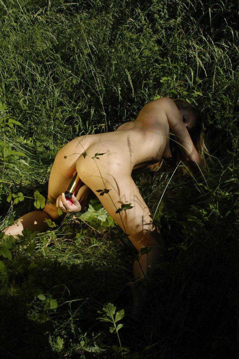 12P Rubia de cuerpo caliente se masturba al aire libre