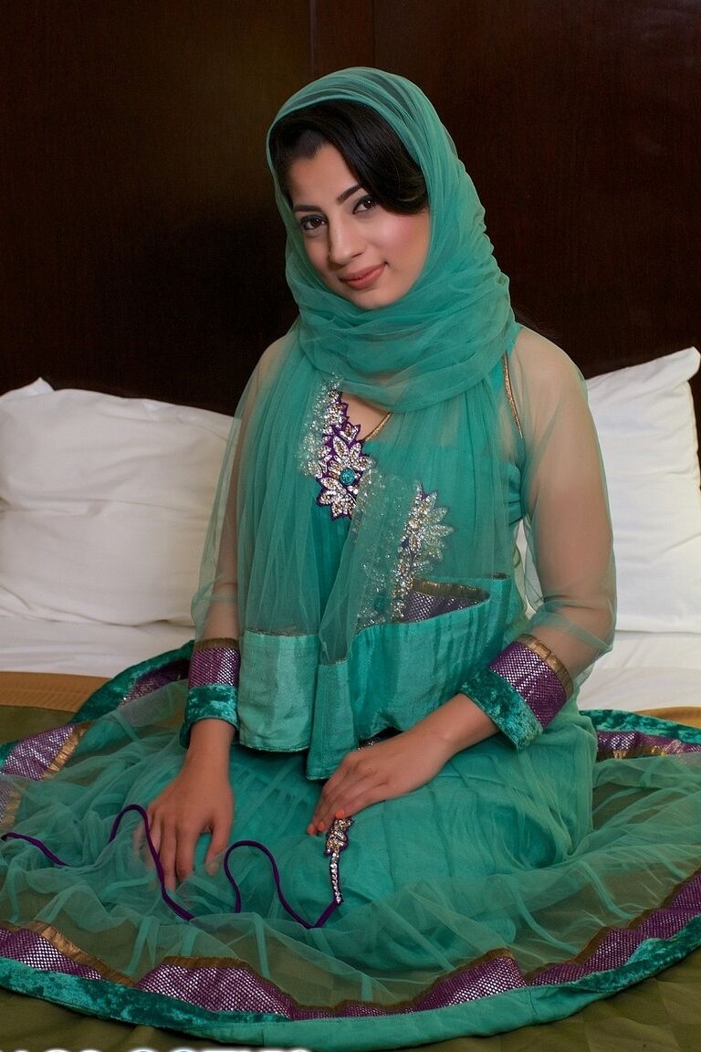 15P Nadia Ali, une fille ethnique, enlève sa lingerie sexy pour dévoiler ses fesses chaudes et ses gros tétons