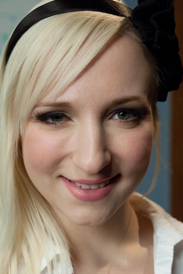 21P Rubia ninfómana Ashley Jane jugando con su estrecho ojete en la oficina del profesor