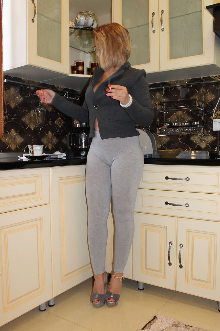 18P MILF cachonda de culo increíble Lady Arria posa con medias grises