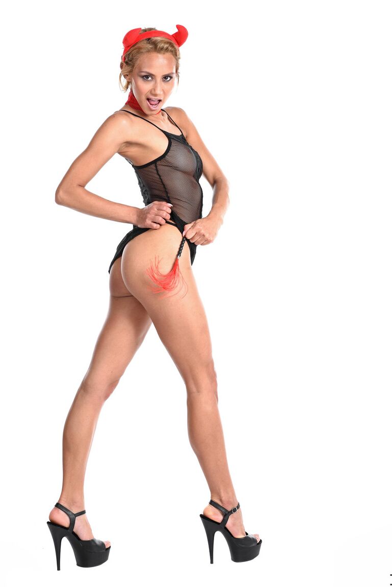 15P Die süße Blondine Veronica Leal fingert ihre Muschi und ihr Arschloch in Cosplay-Kleidung