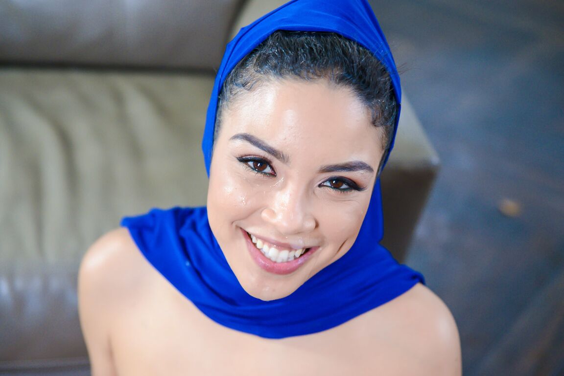 20P Hottie Maya Bijou paga a los de la mudanza con un paseo de vaquera con garganta profunda y un pañuelo en la cabeza