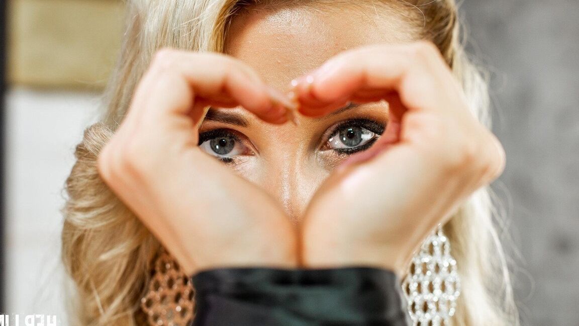 12P A pornstar ucraniana Marilyn Crystal é dominada e espancada por um touro negro