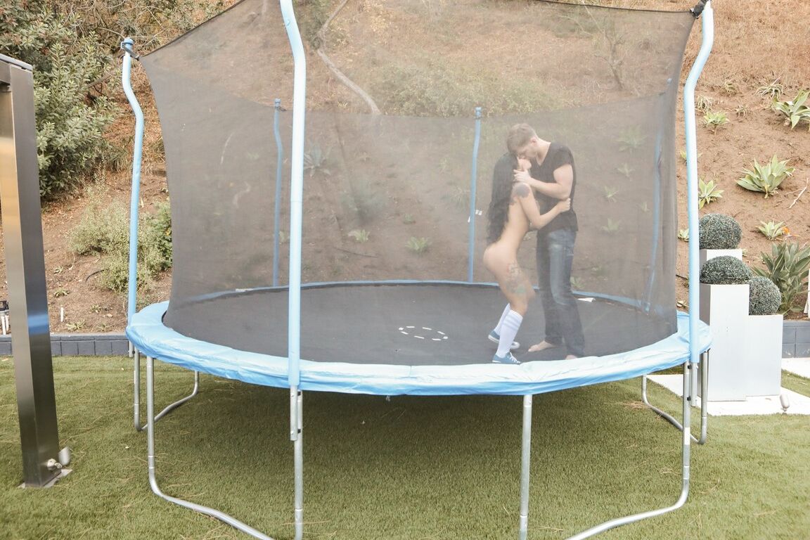 15P, la jeune Latina Gina Valentina arbore une langue couverte de sperme après une relation anale.