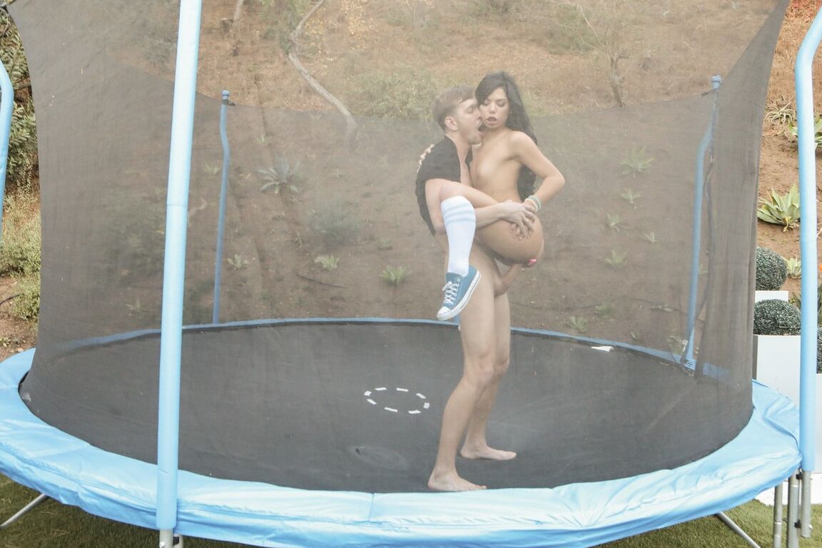 15P, la jeune Latina Gina Valentina arbore une langue couverte de sperme après une relation anale.