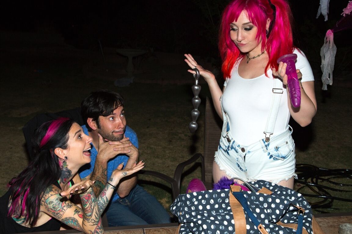 15P Flaming pelirroja caliente Joanna Angel en calcetines chupando polla