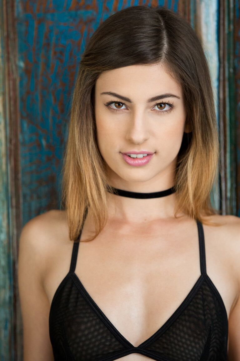 21P A morena magra americana Kristen Scott monta seu espólio em um tesão duro