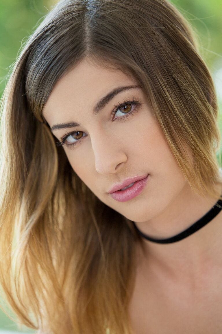 21P A morena magra americana Kristen Scott monta seu espólio em um tesão duro