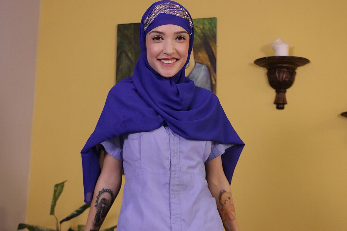 20P Arabian masseuse ties up a man and jerks off his surprised dick