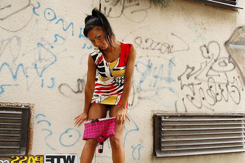 16P A adolescente morena Issa aparece em público antes do sexo no topo de uma colina