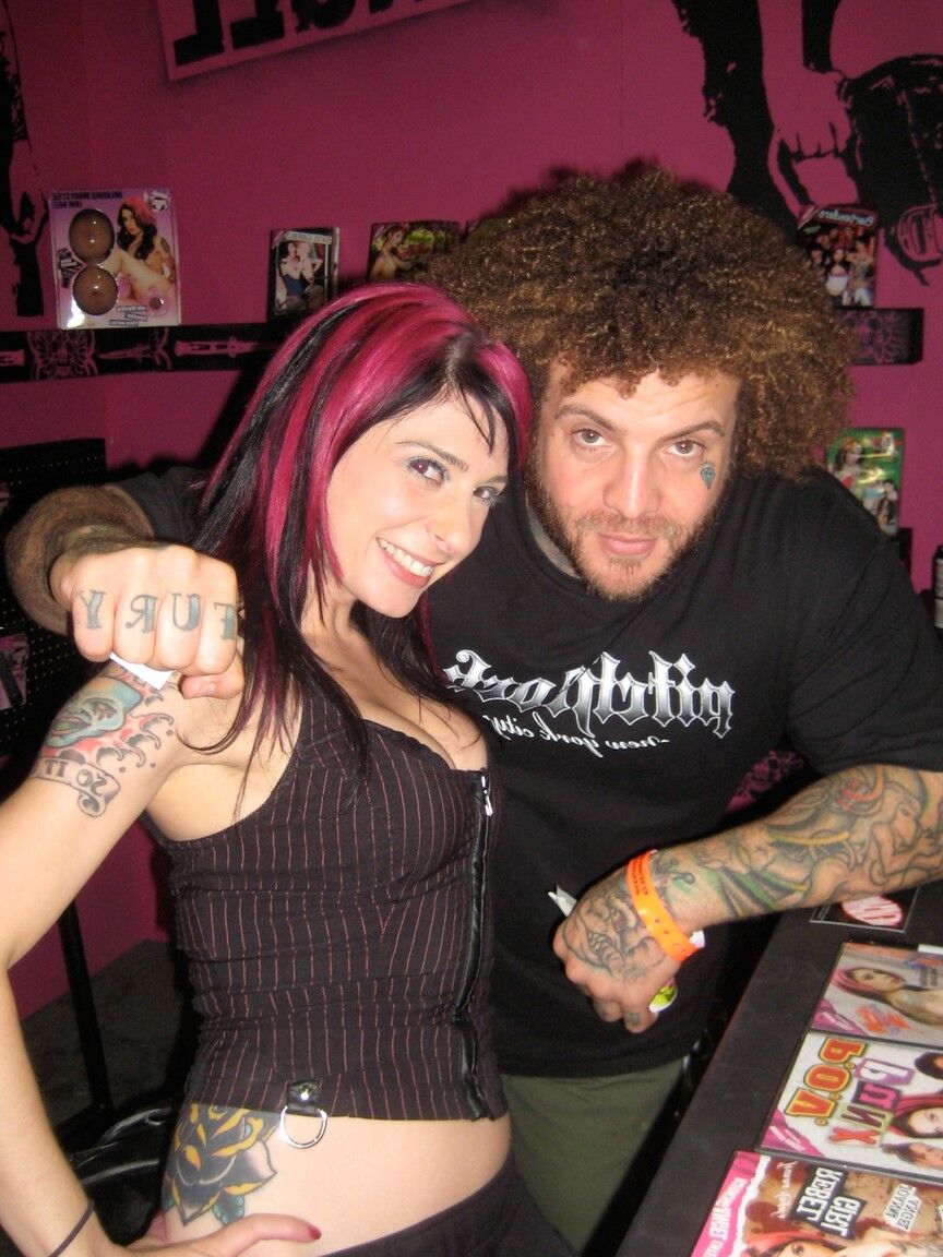 15P Alt girl Joanna Angel fica com suas amigas pornstar em uma reunião