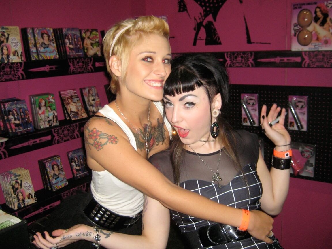 15P Alt girl Joanna Angel fica com suas amigas pornstar em uma reunião