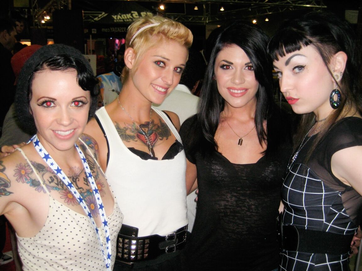 15P Alt girl Joanna Angel fica com suas amigas pornstar em uma reunião