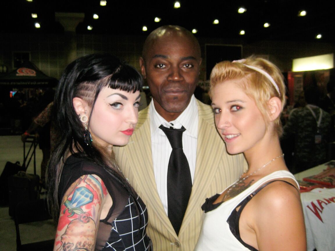 15P Alt girl Joanna Angel fica com suas amigas pornstar em uma reunião