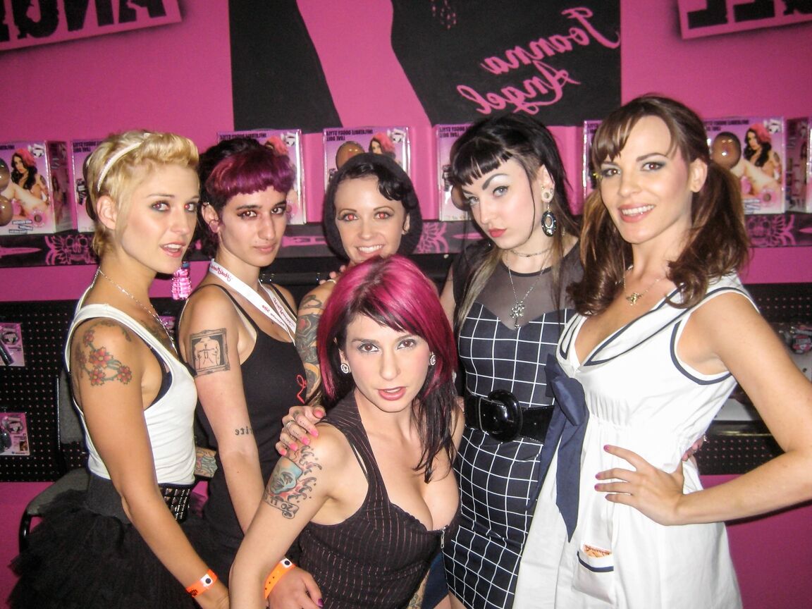 15P Alt girl Joanna Angel fica com suas amigas pornstar em uma reunião