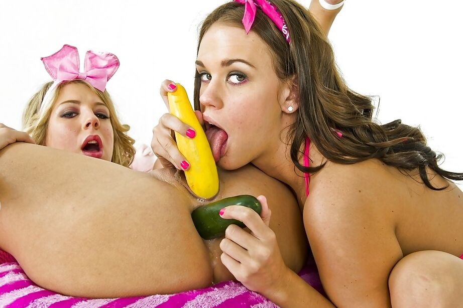 16P Dulces lesbianas adolescentes traviesas realizan una escena anal candente
