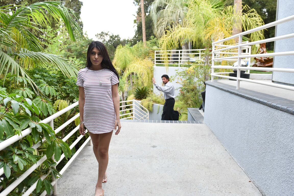 18P La niñera adolescente Audrey Royal seduce a su empleador para tener sexo caliente en el sofá