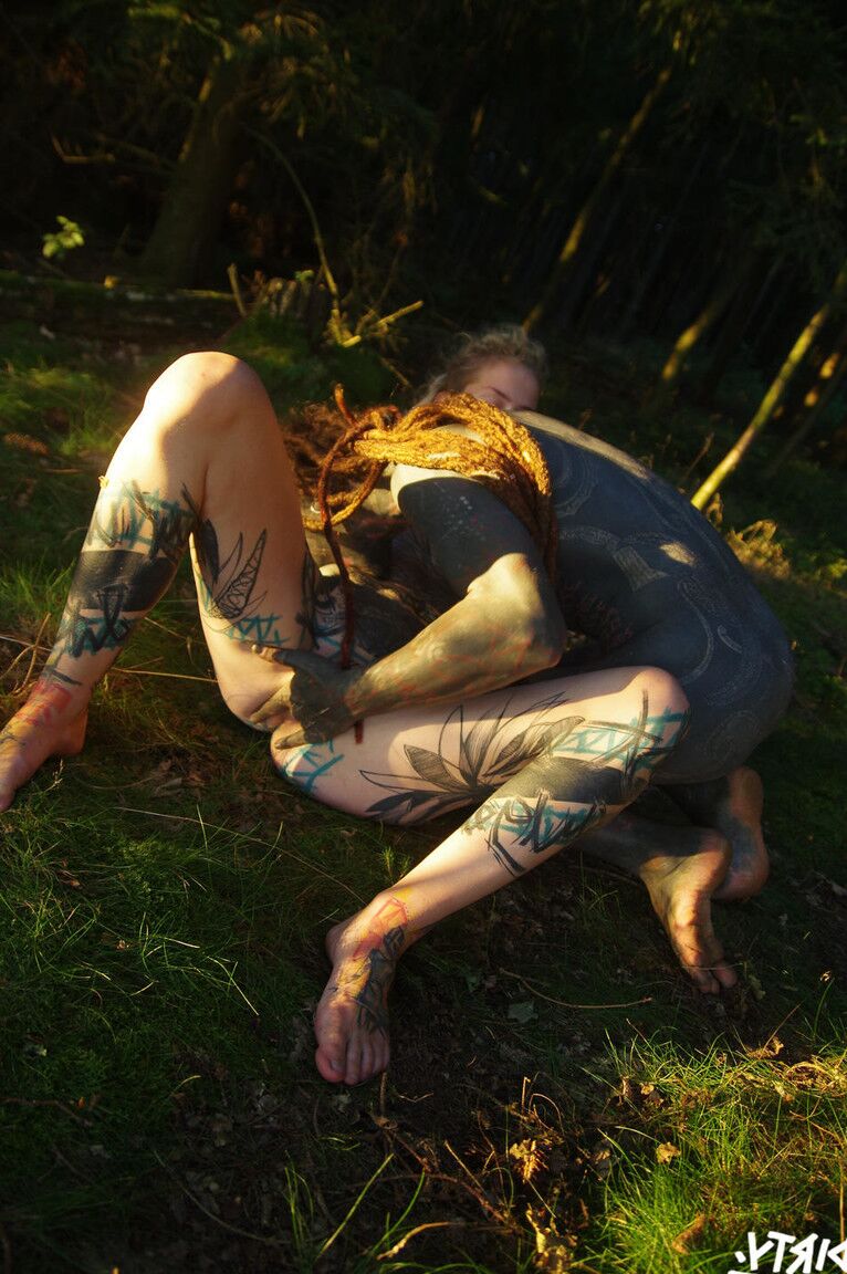 16P Tatted freaks Anuskatzz & Lily Lu have sexual intercourse on the forest floor