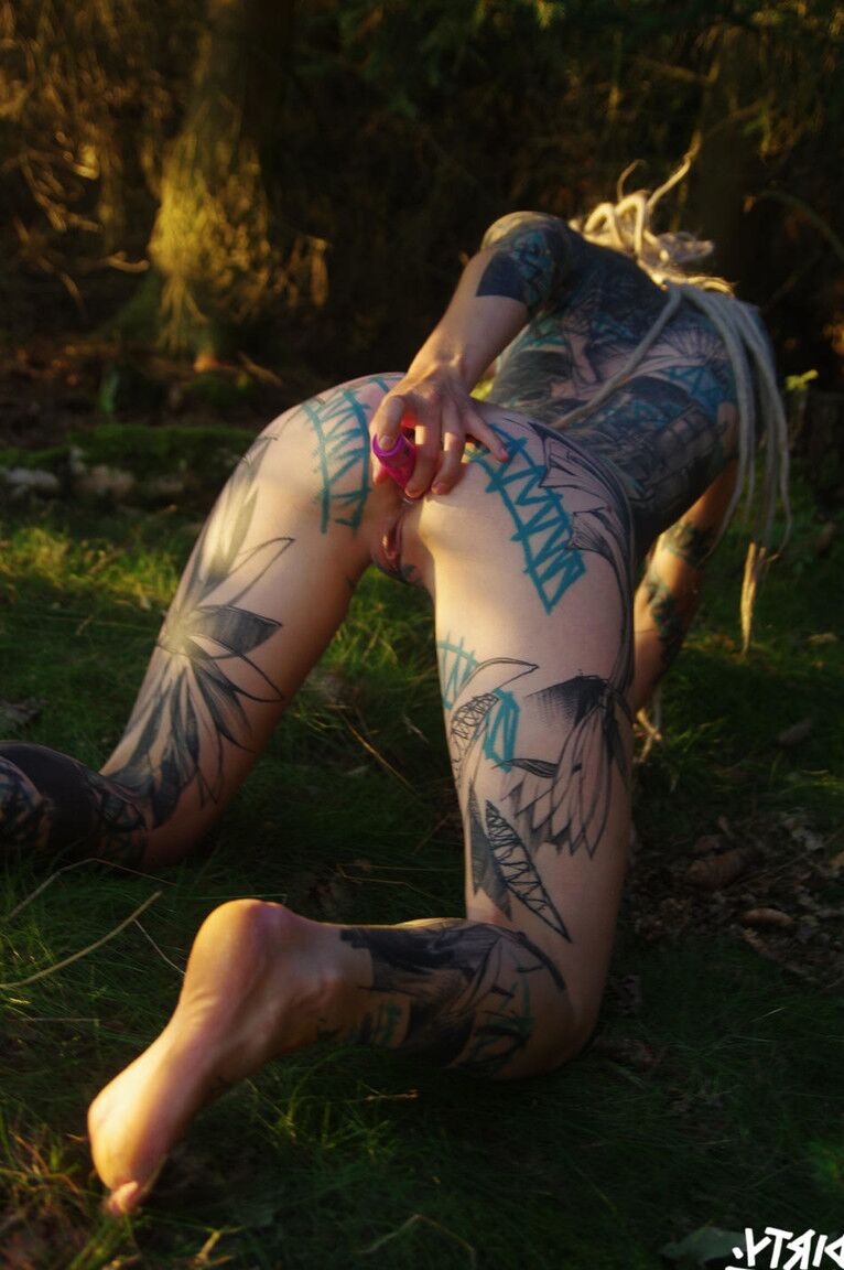 16P Tatted freaks Anuskatzz & Lily Lu have sexual intercourse on the forest floor