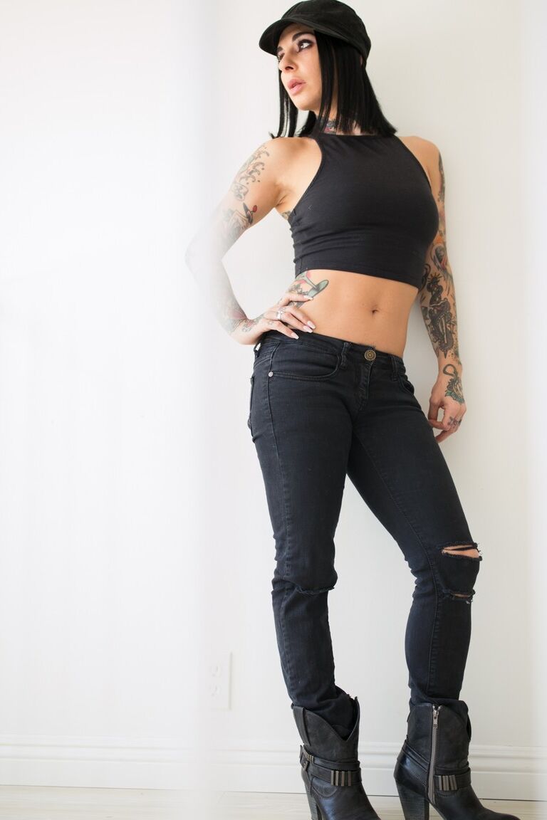15P A morena tatuada Joanna Angel fica nua enquanto usa um boné de motociclista
