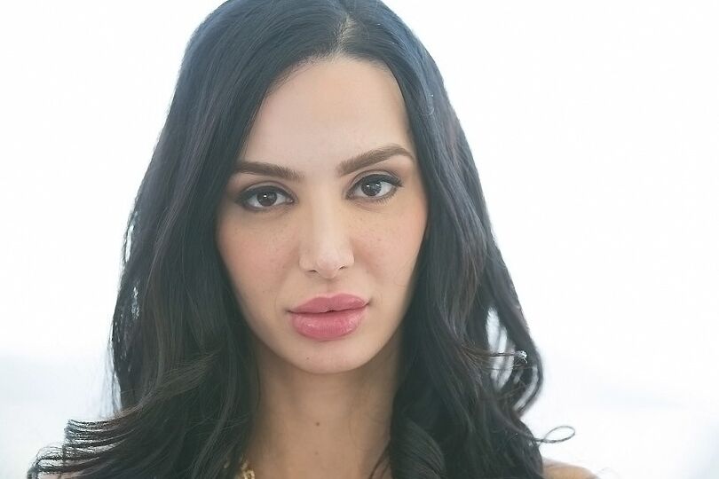 16P Big tit offica morena Amy Anderssen despindo seu corpo deslumbrante