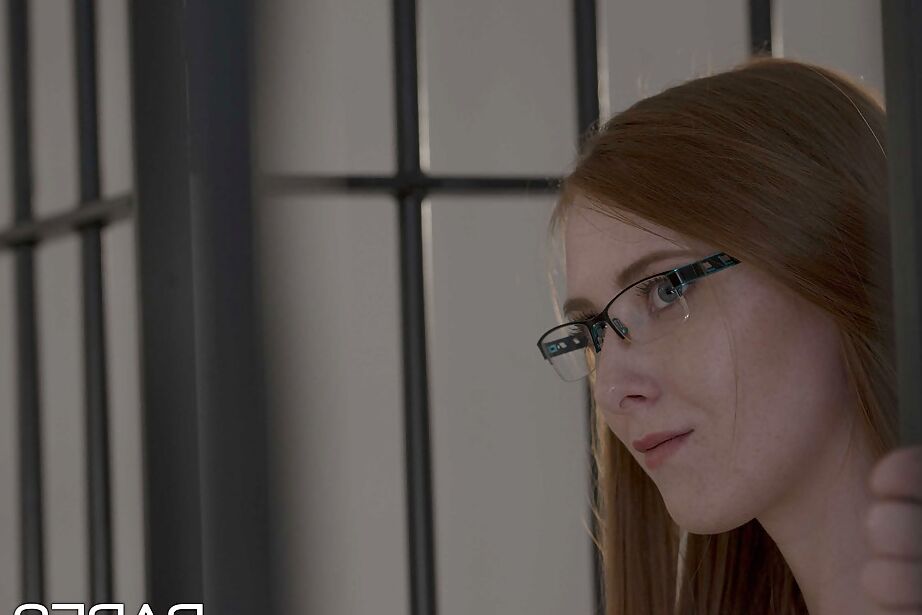 16P Linda Sweet, une européenne à lunettes, se fait enculer en prison