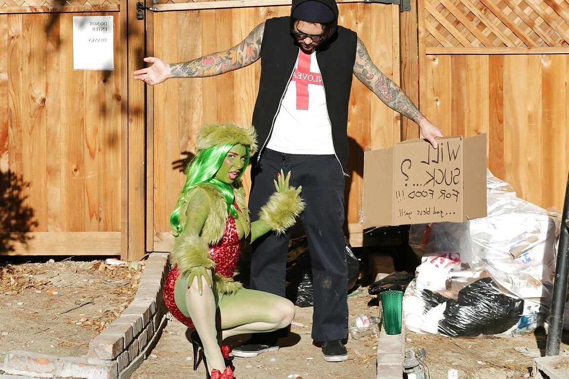 15P Tattooes chica cosplay Joanna Angel follando por el culo y haciendo garganta profunda al aire libre