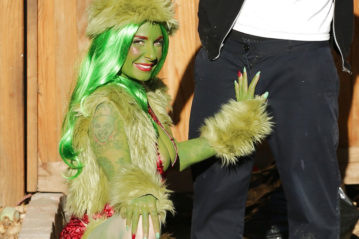 15P Tattooes chica cosplay Joanna Angel follando por el culo y haciendo garganta profunda al aire libre