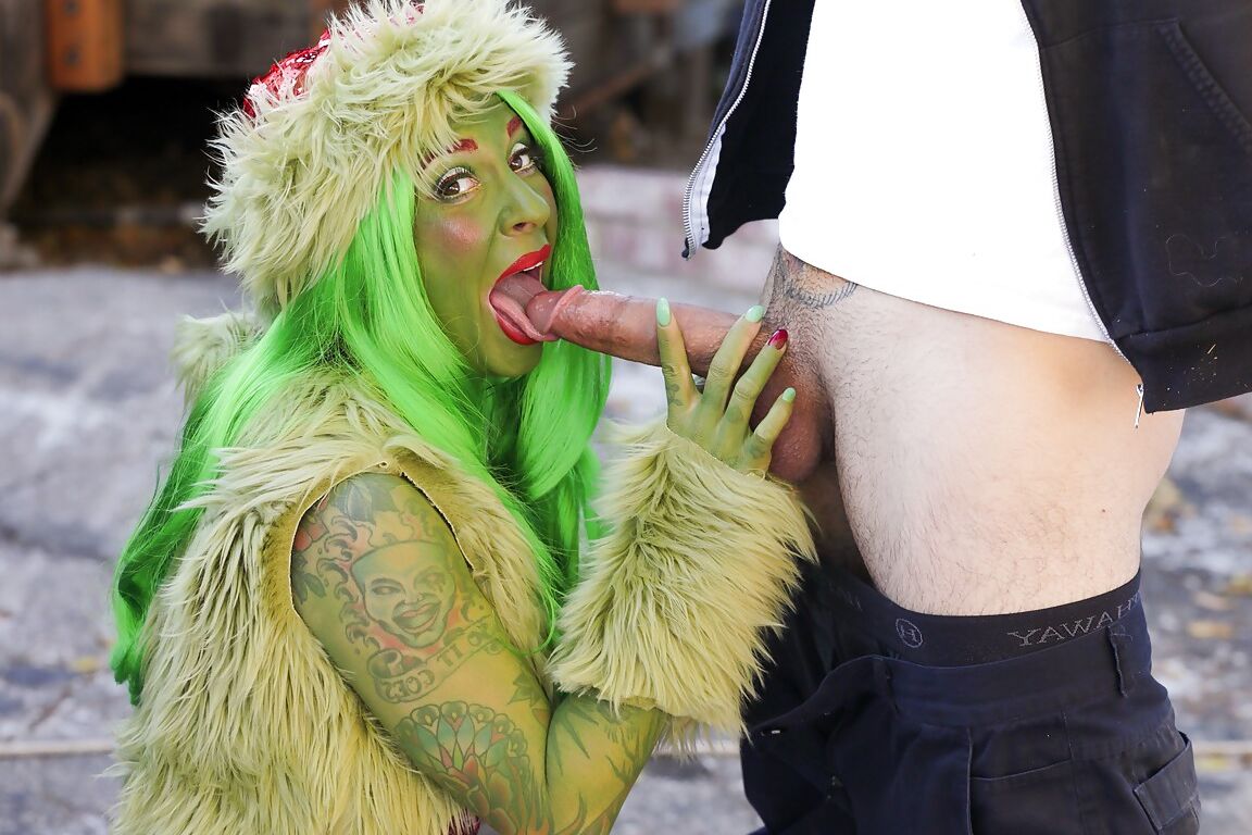 15P Tattooes chica cosplay Joanna Angel follando por el culo y haciendo garganta profunda al aire libre