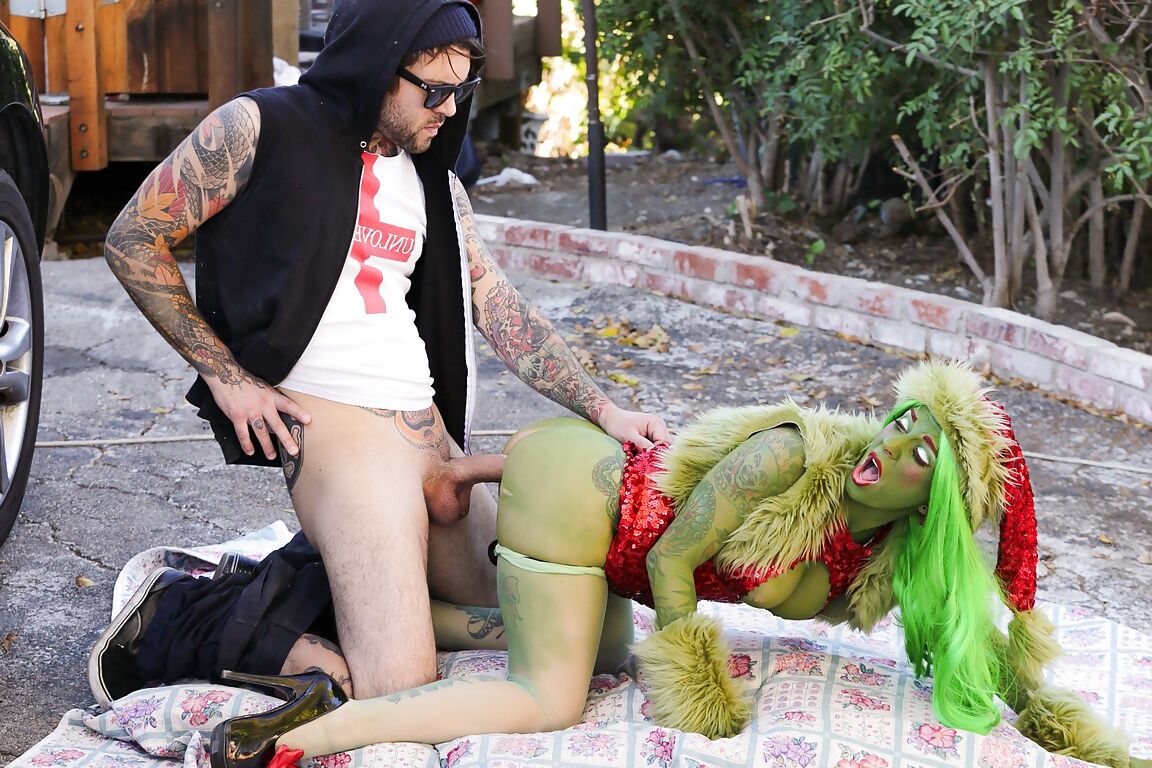 15P Tattooes chica cosplay Joanna Angel follando por el culo y haciendo garganta profunda al aire libre