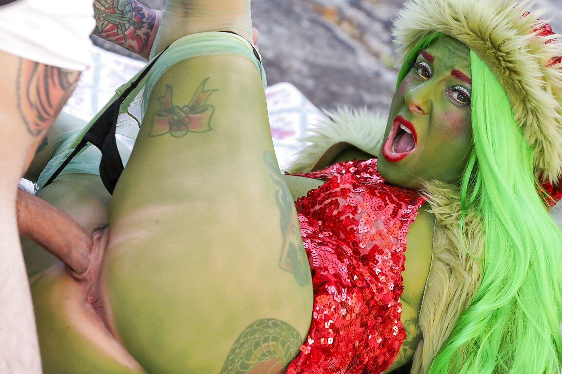 15P Tattooes chica cosplay Joanna Angel follando por el culo y haciendo garganta profunda al aire libre