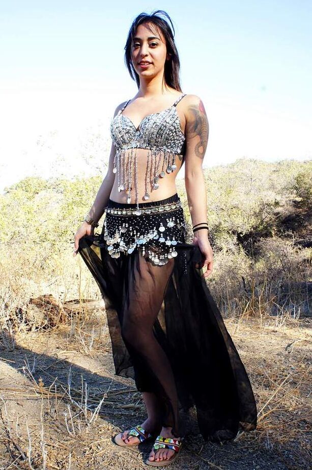 16P La gitana tatuada Penélope Stone se lo quita todo en el campo