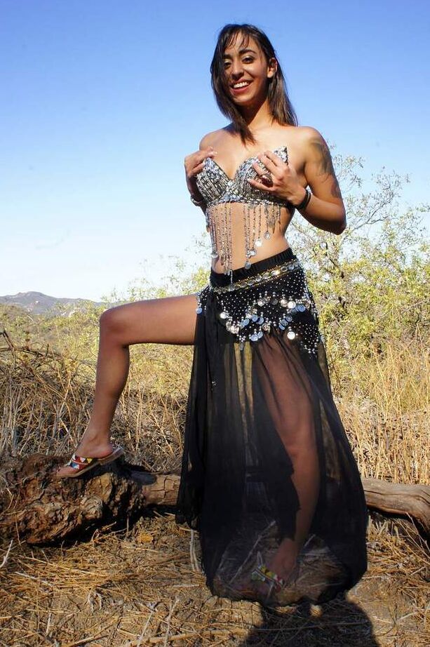 16P La gitana tatuada Penélope Stone se lo quita todo en el campo