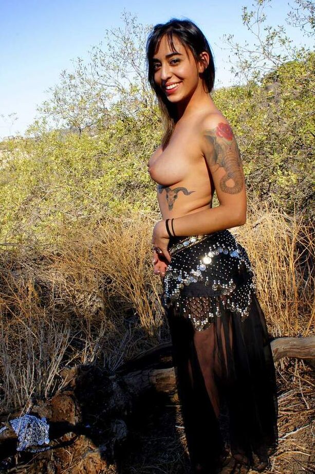 16P La gitana tatuada Penélope Stone se lo quita todo en el campo