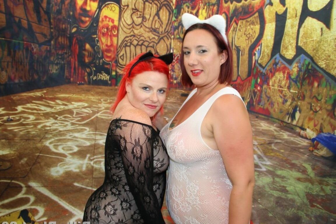 Die 16-jährige Amateurin Mollie Foxxx und ihre lesbische Liebhaberin modellieren Schwanz-Buttplugs