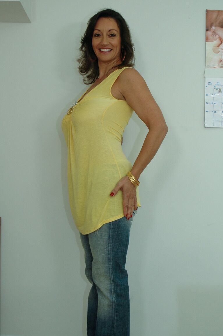 21P Superbe MILF avec d'énormes juggs Persia suce et chevauche une bite en POV
