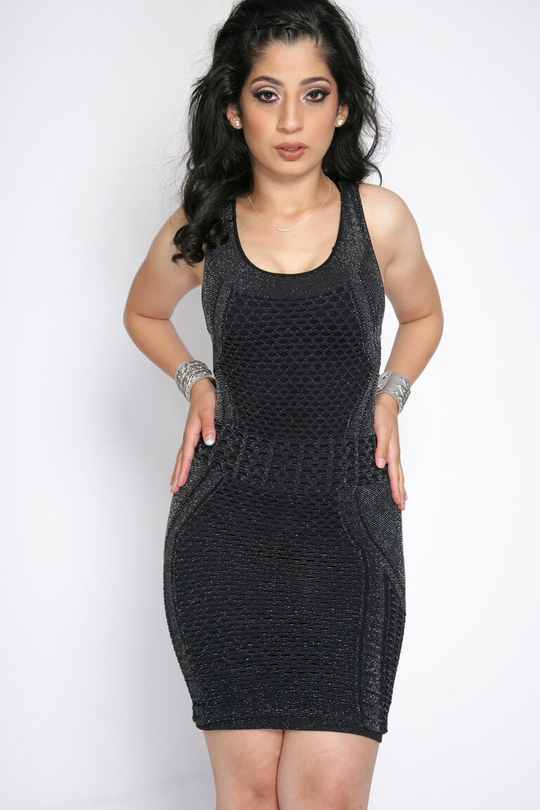 18P Petite MILF libyenne Nadia Ali enlève sa robe pour découvrir ses petits seins