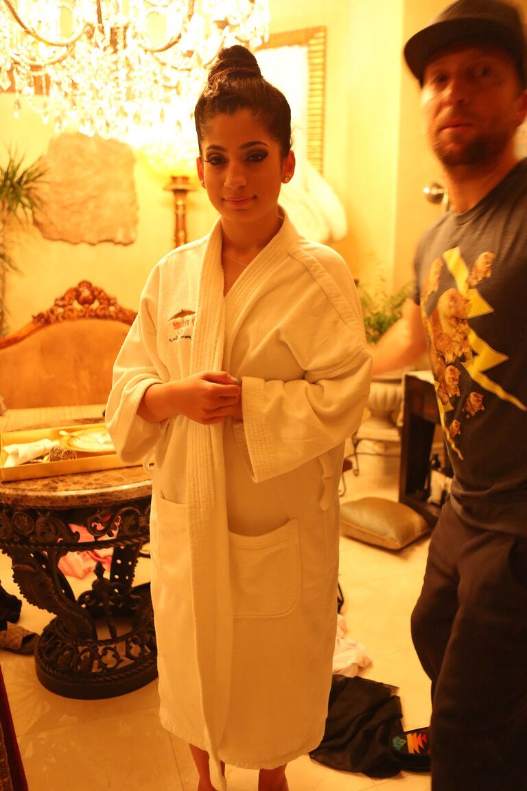 18P Petite MILF libyenne Nadia Ali enlève sa robe pour découvrir ses petits seins