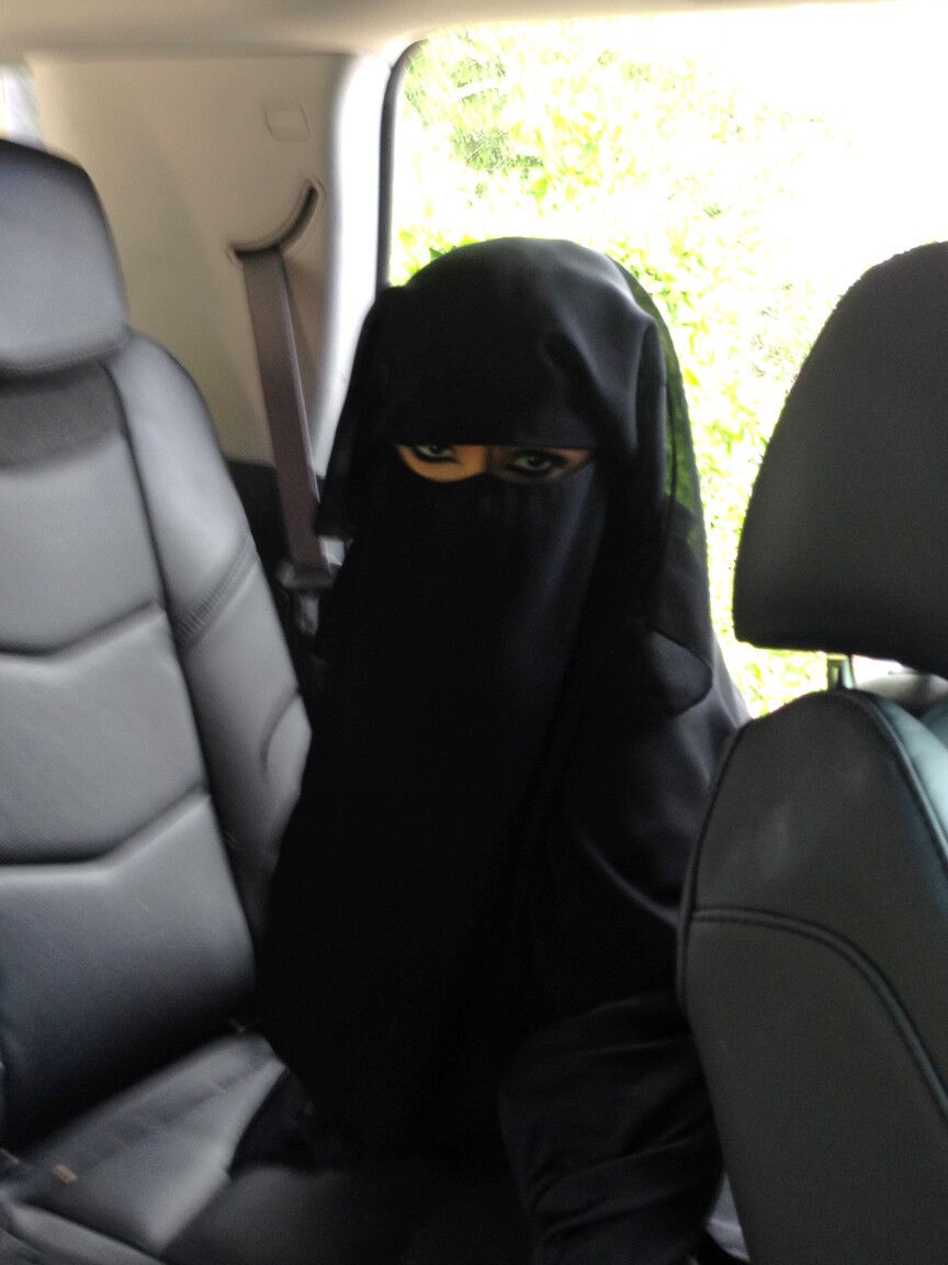 18P Petite MILF libyenne Nadia Ali enlève sa robe pour découvrir ses petits seins